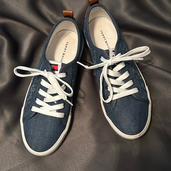 WOMEN’S TOMMY HILFIGER TENNIES - Picture 1 of 4